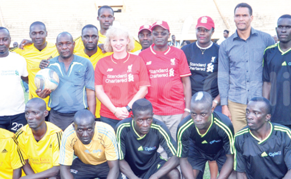 Omubaka wa Bungereza mu Uganda, Alison Blackburn (omuzungu), Herman Kasekende akulira Standard Chartered mu Uganda (amuddiridde), Edgar Watson (owa FUFA), n'abazannyi ba ttiimu ezatuse ku fayinolo Omubaka wa Bungereza mu Uganda, Alison Blackburn (omuzungu), Herman Kasekende akulira Standard Chartered mu Uganda (amuddiridde), Edgar Watson (owa FUFA), n'abazannyi ba ttiimu ezatuse ku fayinolo