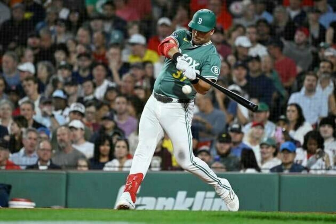 Red Sox walk off Tigers to clinch playoff spot