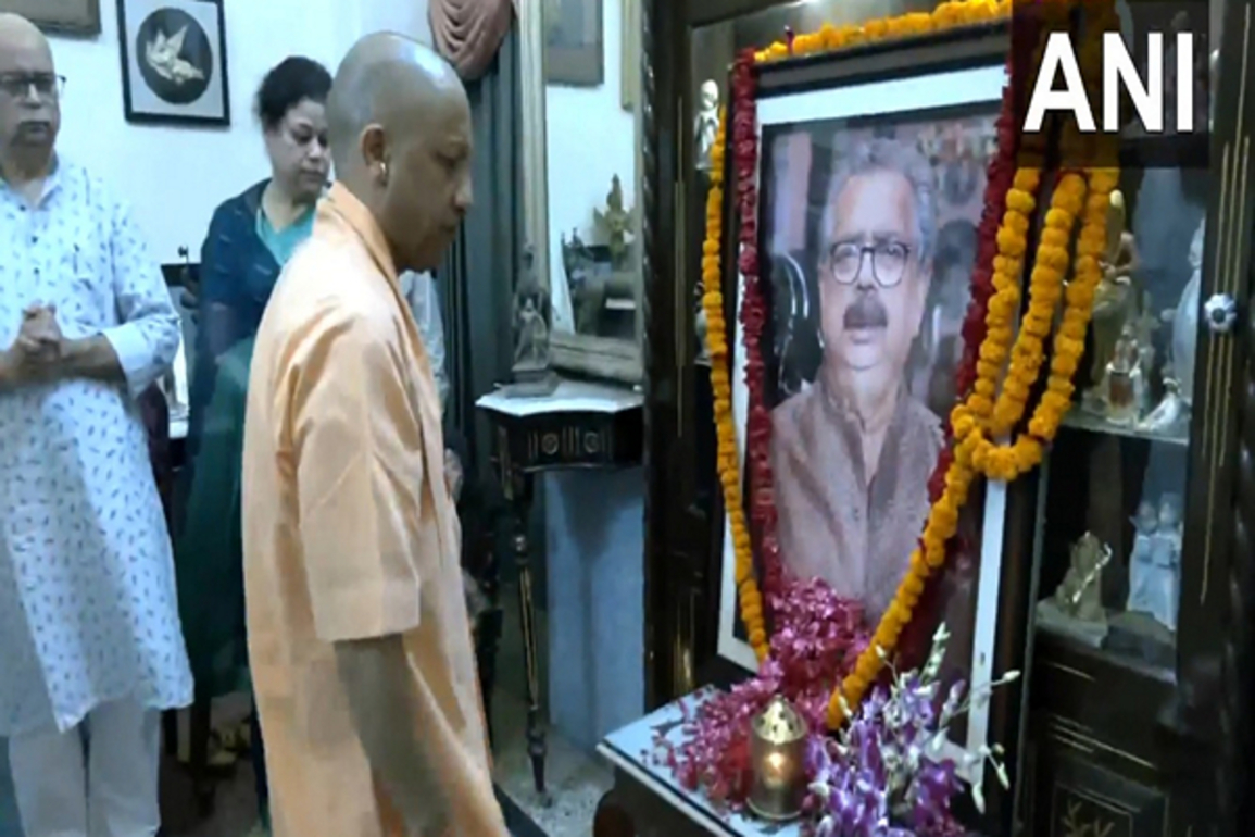 UP CM Yogi offers prayers at Hanuman Garhi temple in Ayodhya