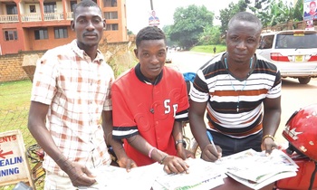 Aba bodaboda ku siteegi y’e Makerere nga bajjuza obukonge bwa Gabula Ssekukkulu, Ku ddyo ye Donozio Ssempeebwa ssentebe waabwe. Aba bodaboda ku siteegi y’e Makerere nga bajjuza obukonge bwa Gabula Ssekukkulu, Ku ddyo ye Donozio Ssempeebwa ssentebe waabwe.