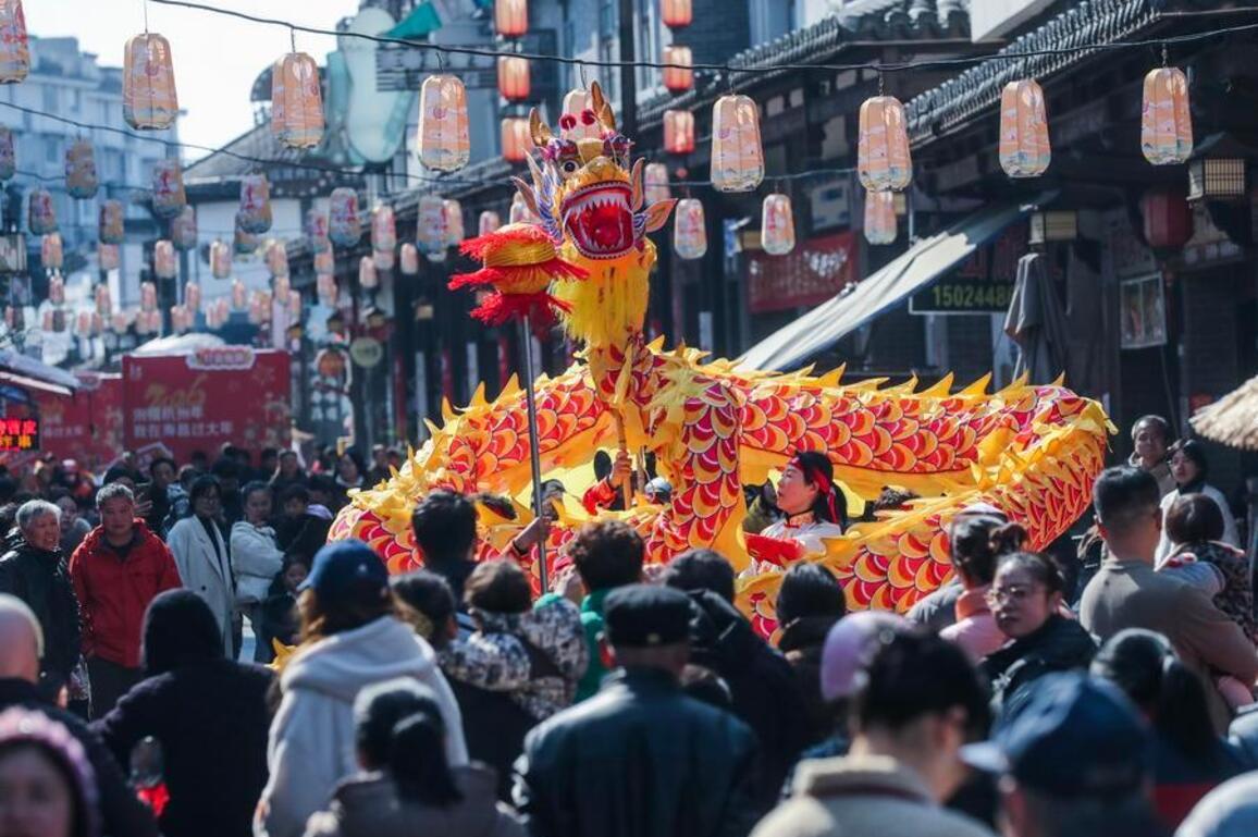 Young travelers chase authentic Spring Festival vibes in smaller cities for upcoming holiday
