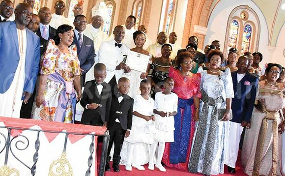 Katikkiro Mayiga (addiridde abagole ku kkono) bazadde ba Bbosa , Ssaalongo Joseph Lutalo Bbosa (mu kkooti eya bbulu) ne mukyala we. Okuva ku ddyo, Joyce Ssebuggwawo addiriddwa bazadde b’omuwala Roy Mayinja ne mukyala we, Namasole Ruth Nakirijja. Katikkiro Mayiga (addiridde abagole ku kkono) bazadde ba Bbosa , Ssaalongo Joseph Lutalo Bbosa (mu kkooti eya bbulu) ne mukyala we. Okuva ku ddyo, Joyce Ssebuggwawo addiriddwa bazadde b’omuwala Roy Mayinja ne mukyala we, Namasole Ruth Nakirijja.