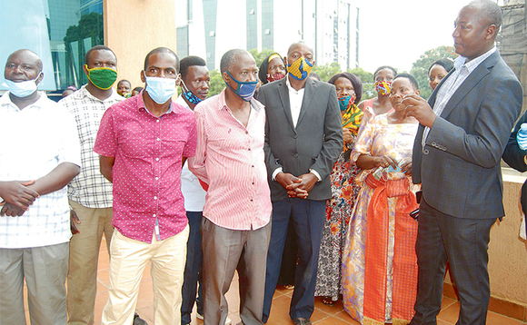 Ssentebe wa Luwafu B, Iga Gonzaga ng’annyonnyola abamu ku batuuze be ebyavudde mu kkooti. Ssentebe wa Luwafu B, Iga Gonzaga ng’annyonnyola abamu ku batuuze be ebyavudde mu kkooti.