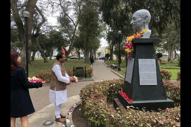 MoS MEA pays floral tribute to Mahatma Gandhi in Peru
