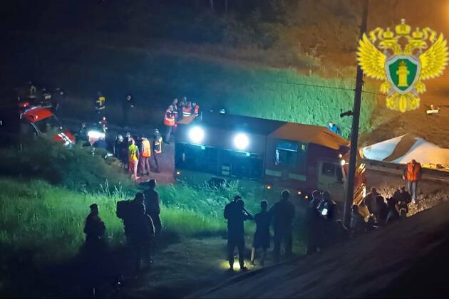 (SpotNews)RUSSIA-BRYANSK-TRAIN DERAILMENT-RESCUE OPERATION