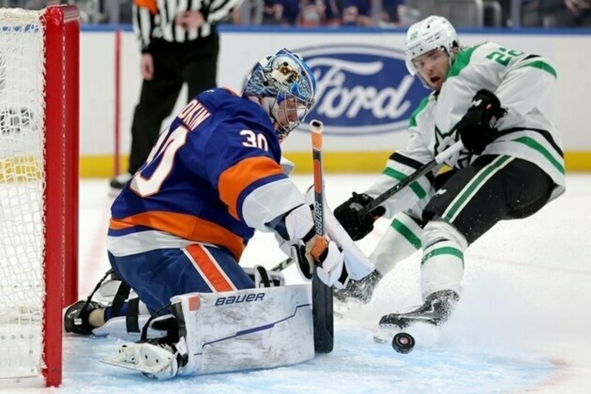 Jason Robertson's hat trick helps Stars get past Islanders