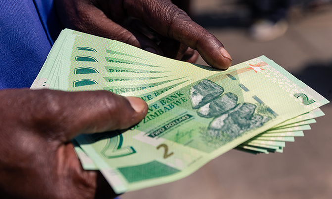 Zimbabwe issues fresh banknotes to ease cash shortages Zimbabwe issues fresh banknotes to ease cash shortages