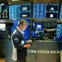 Dow drops nearly 650 points on worries tariffs will slow economy 