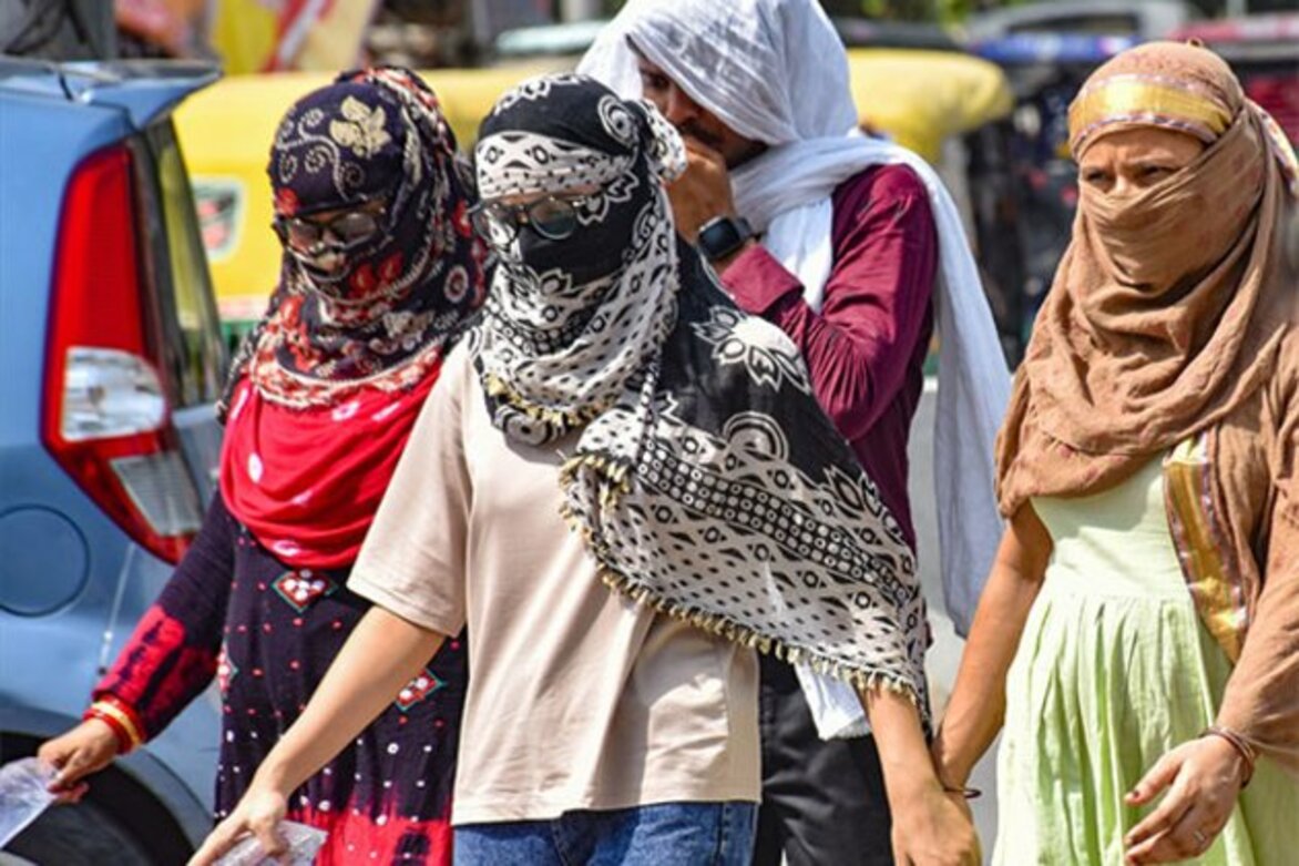 Delhi Health Minister chairs emergency meeting as heatstroke cases surge in Delhi