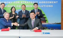 Fortescue's chairman Andrew Forrest signs the XCMG deal in New York