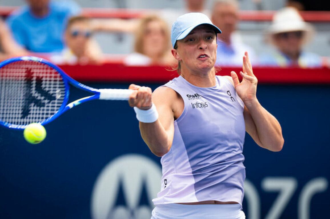 Iga Swiatek cruises, Naomi Osaka battles through at Canadian Open