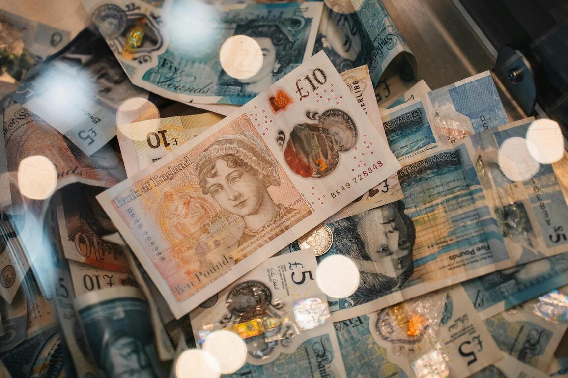 UK jobs data cools sterling, boosts rate cut hopes