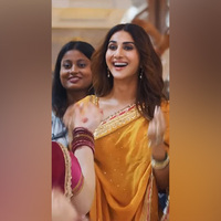 'Angreji Rangrasiya' song from Abir Gulaal out now