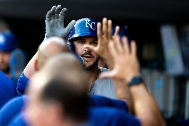 Royals pull away in 9th to take down Reds