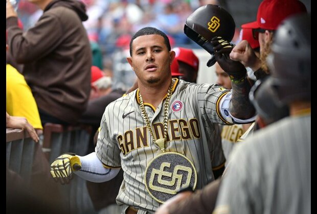 Manny Machado homers twice as Padres trample Phillies