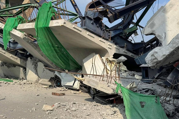 Photo Flash | 2 dead as crane topples on Thailand's Rama II Road