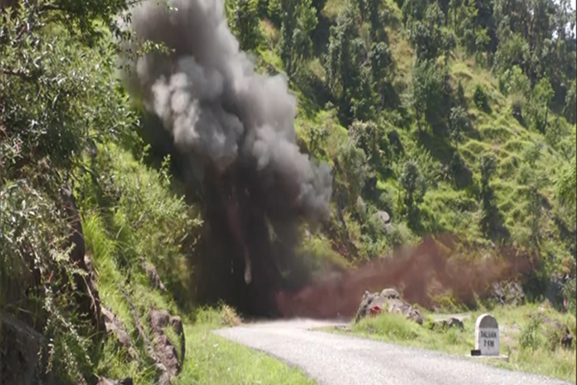Indian Army's bomb disposal squad destroys live Pakistani shell in Poonch