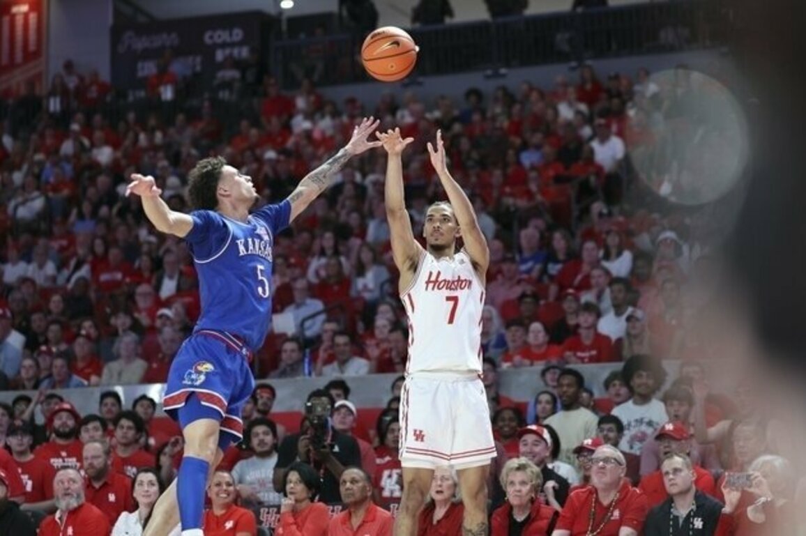 No. 3 Houston beats Kansas, sets Big 12 single-season wins mark