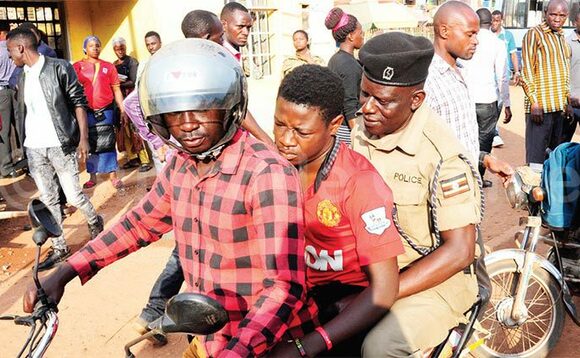 Kabaalu ( atudde wakati) ng’atwalibwa ku poliisi. Kabaalu ( atudde wakati) ng’atwalibwa ku poliisi.