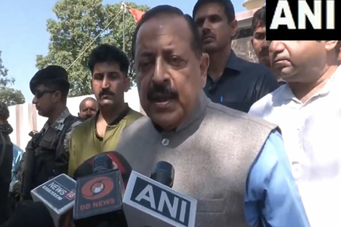 Unin Minister Jitendra Singh visits family of police personnel killed in Kathua encounter