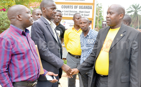 Abattakisi abaakulembeddwa Mustafa Mayambala (owookubiri ku kkono) nga bali n’omwogezi wa NRM mu Wakiso Muwanga Lutaaya ku kkooti. Abattakisi abaakulembeddwa Mustafa Mayambala (owookubiri ku kkono) nga bali n’omwogezi wa NRM mu Wakiso Muwanga Lutaaya ku kkooti.