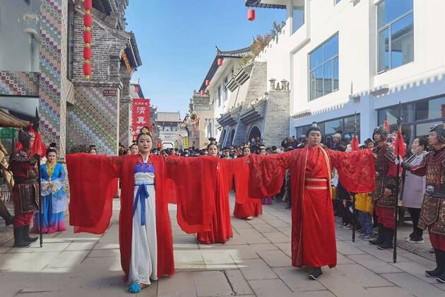Traditional art troupes embrace scenic spots, energize cultural-tourism fusion