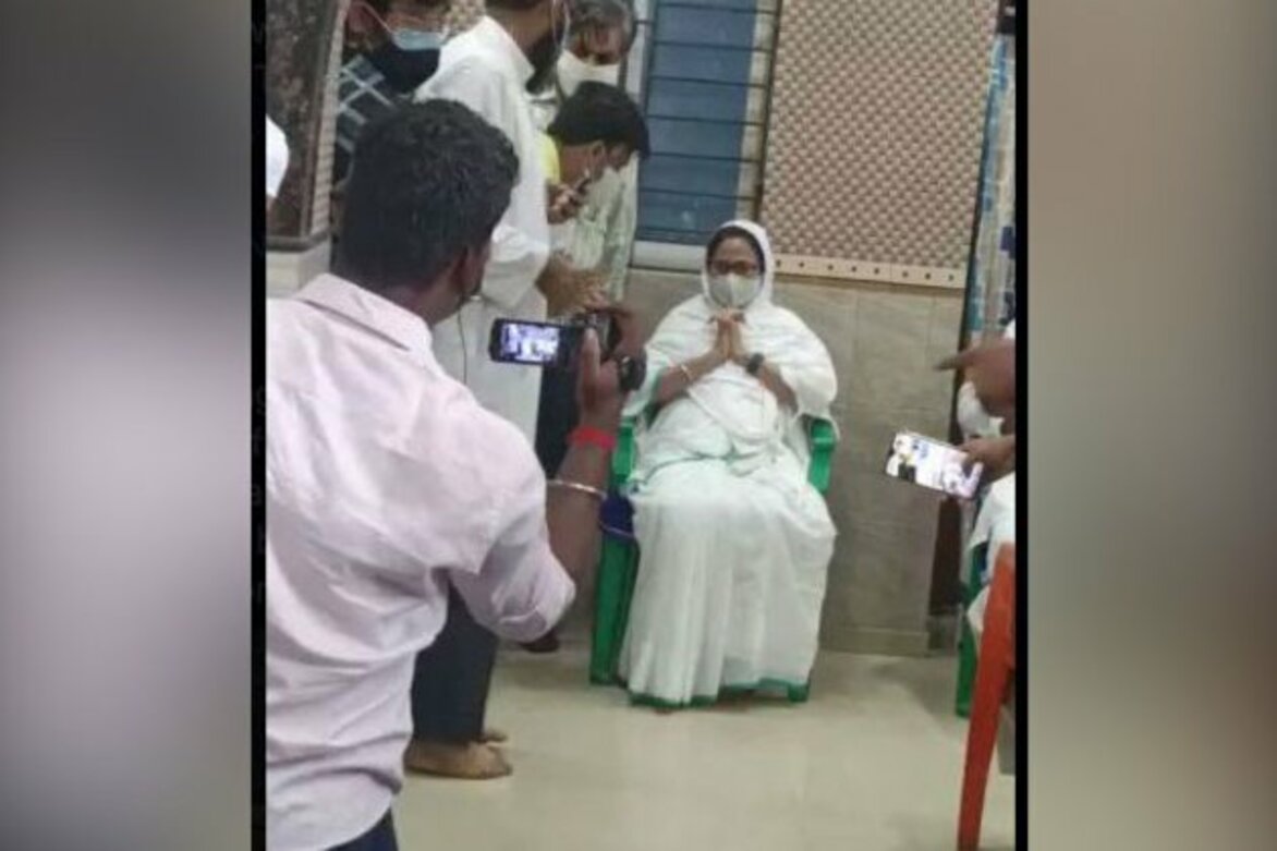 Mamata Banerjee visits Sola Ana Masjid, BJP slams her visit