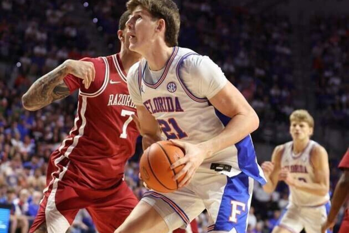 No. 7 Florida drubs No. 20 Arkansas, wins SEC regular-season title
