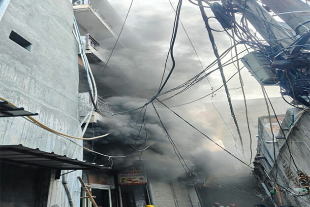 Fire breaks out at shop in Delhi's Chandni Chowk