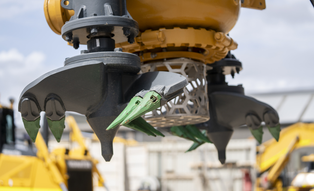 Excavator-mounted Multiflo Mudflo pumps extract material directly from the TSF, designed to eliminate spillage and minimise environmental risk