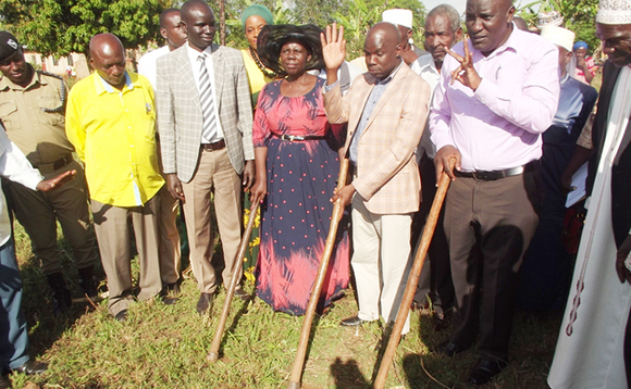 Ssentebe Tom Sserwanga, omubaka wa Ntenjeru South Fred Baseke, RDC Mwanamoiza n'abakungu abalala nga batema evvuunike awagenda okuzimbibwa essomero. Ssentebe Tom Sserwanga, omubaka wa Ntenjeru South Fred Baseke, RDC Mwanamoiza n'abakungu abalala nga batema evvuunike awagenda okuzimbibwa essomero.