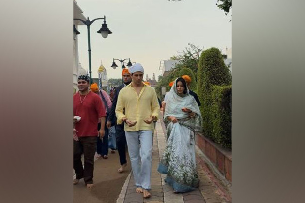 Sidharth Malhotra, Janhvi Kapoor seek blessings at Gurdwara Bangla Sahib