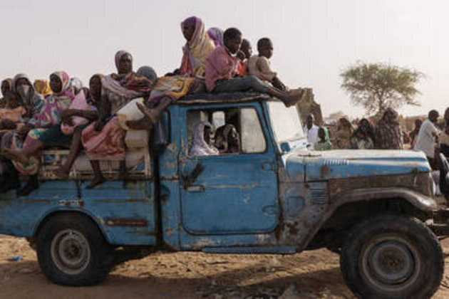 Chad shuts border with war-torn neighbor