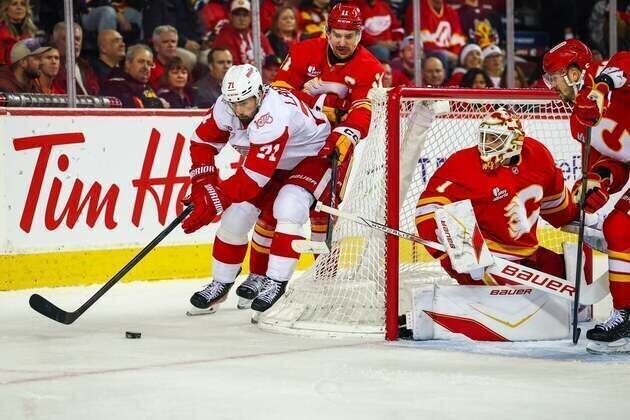 Wings build 4-goal cushion, hang on to edge Flames