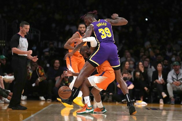 Chris Paul hits scoring milestone as Suns dump Lakers