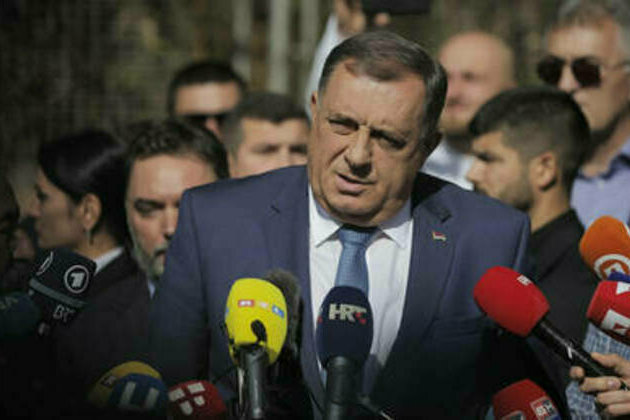 Arrest warrant issued for Bosnian Serb leadership