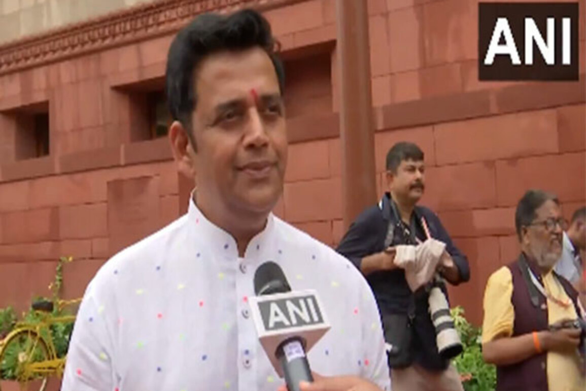 "Oppn making fun of someone's health condition": BJP's Ravi Kishan on Dhankar's resignation