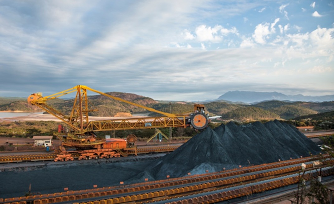 Produção de minério de ferro na mina Brucutu Vale