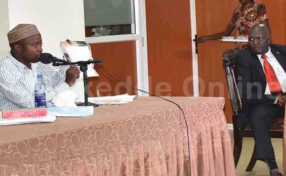 Hajji Swaib Yiga (ku kkono) nga bamukunya mu kakiiko. Hajji Swaib Yiga (ku kkono) nga bamukunya mu kakiiko.