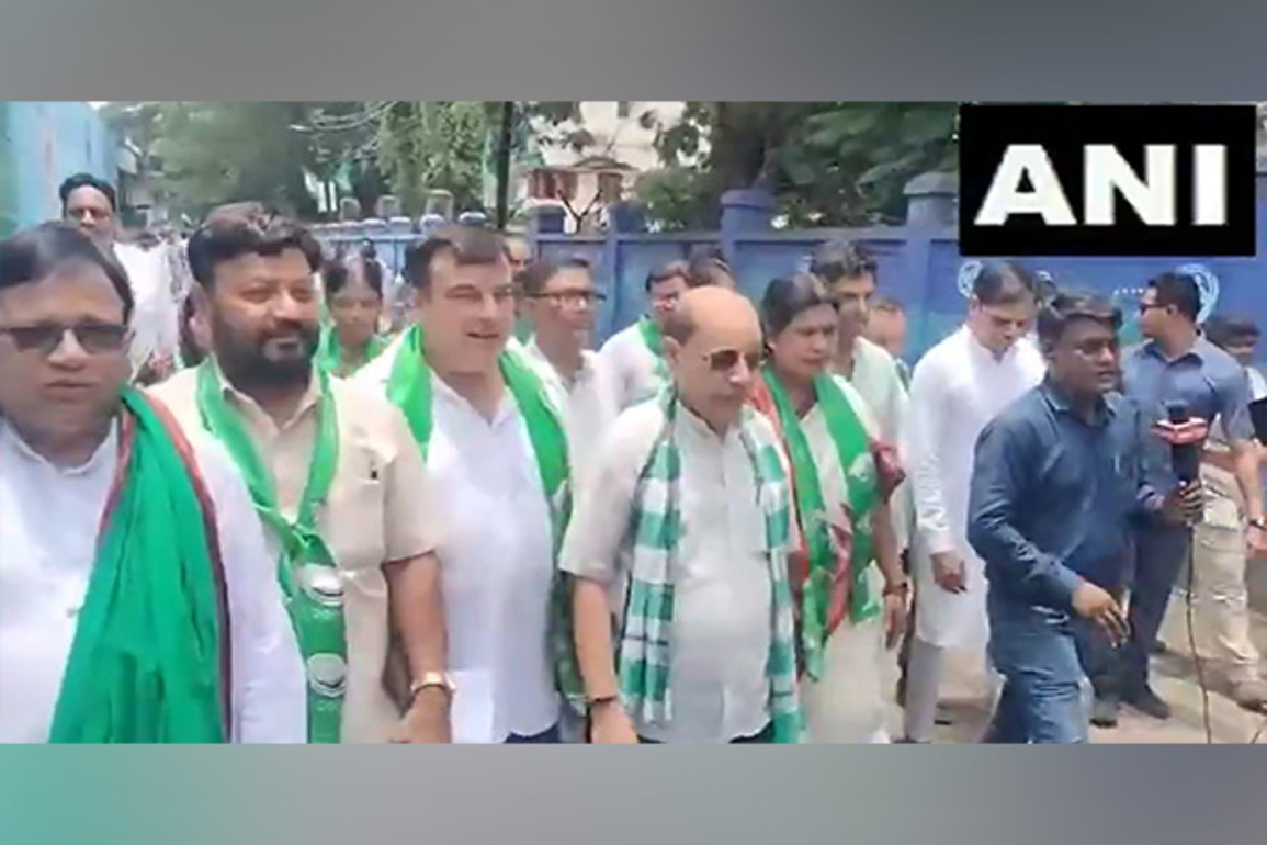 BJD workers hold protest at RDC office in Odisha's Sambalpur over Balasore incident