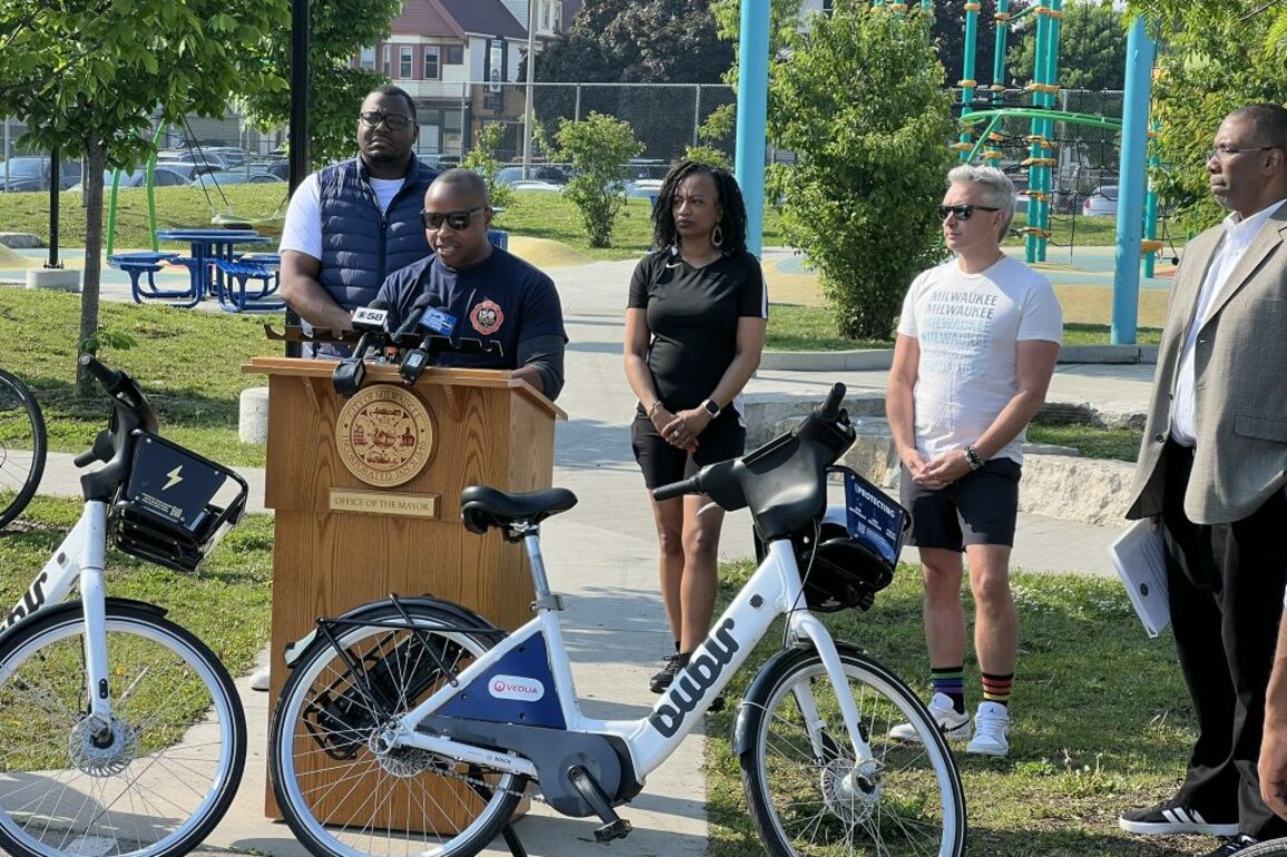 Milwaukee Reaches Mayors Protected Bike Lane Goal   Urban Milwaukee