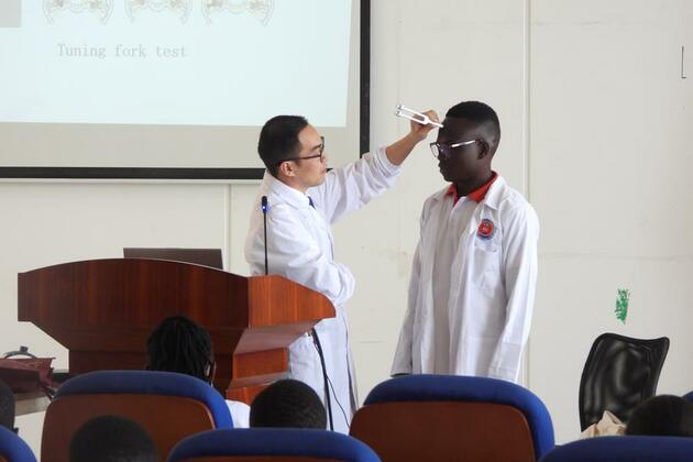 (Hello Africa) Chinese medical team helps South Sudanese students fight heatstroke, cholera