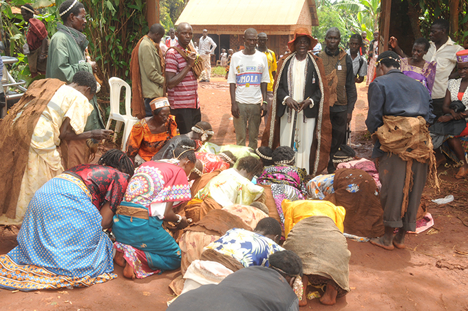 baswezi bowing down to welcome bala wase centre with hat during the burial ceremony hoto by onald iirya