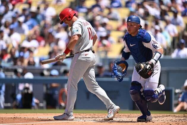 Phillies C J.T. Realmuto hit by pitch, exits vs. Dodgers