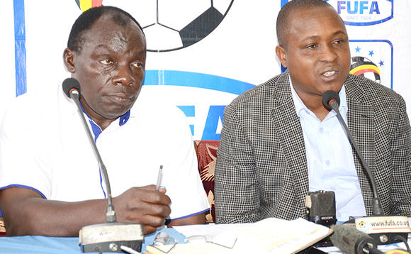 Chris Kalibbala, mmemba w'olukiiko lwa FUFA olw'oku ntikko (ku kkono) ne Deo Mutabaazi Chris Kalibbala, mmemba w'olukiiko lwa FUFA olw'oku ntikko (ku kkono) ne Deo Mutabaazi