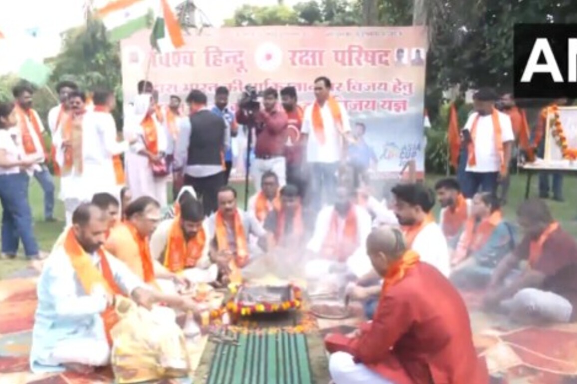 UP: Vishwa Hindu Raksha Parishad performs hawan for Team India's victory against Pakistan in Asia Cup