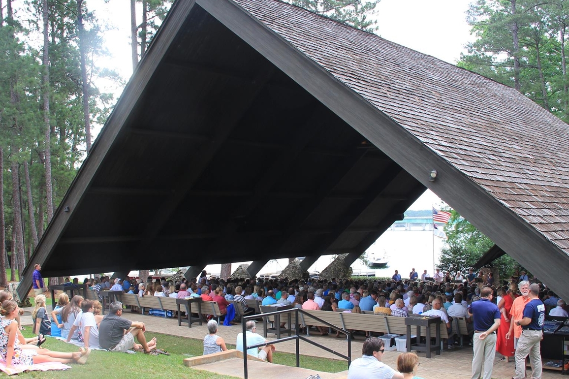 Alabama worshipers pack lakeside chapel, arena for Easter Sunday celebrations