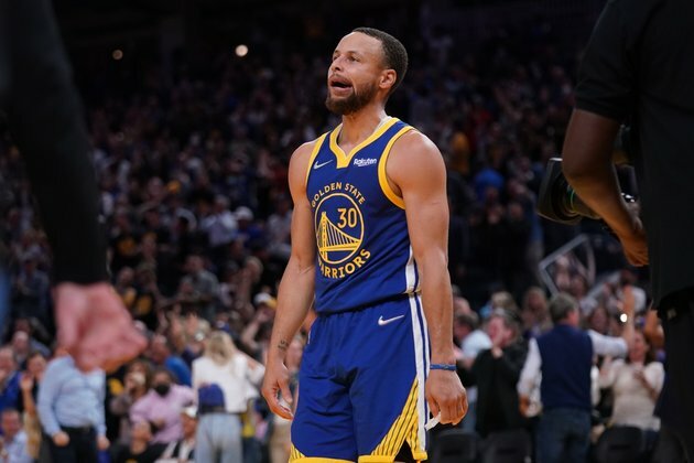 Stephen Curry, Jerome Bettis fulfill long-awaited graduation dreams
