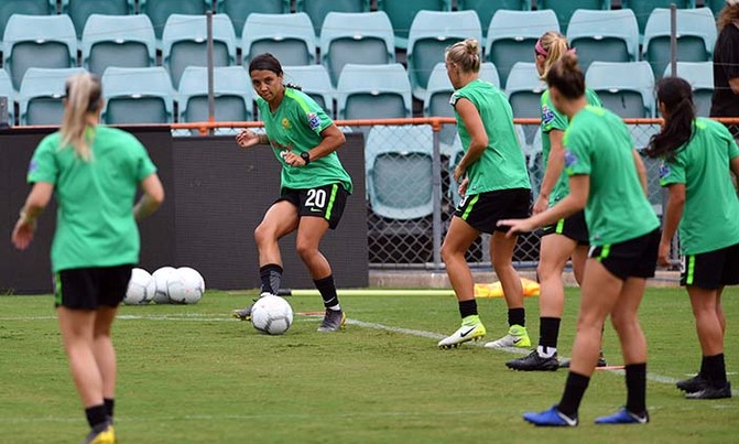 Australia's women footballers get landmark equal pay deal Australia's women footballers get landmark equal pay deal