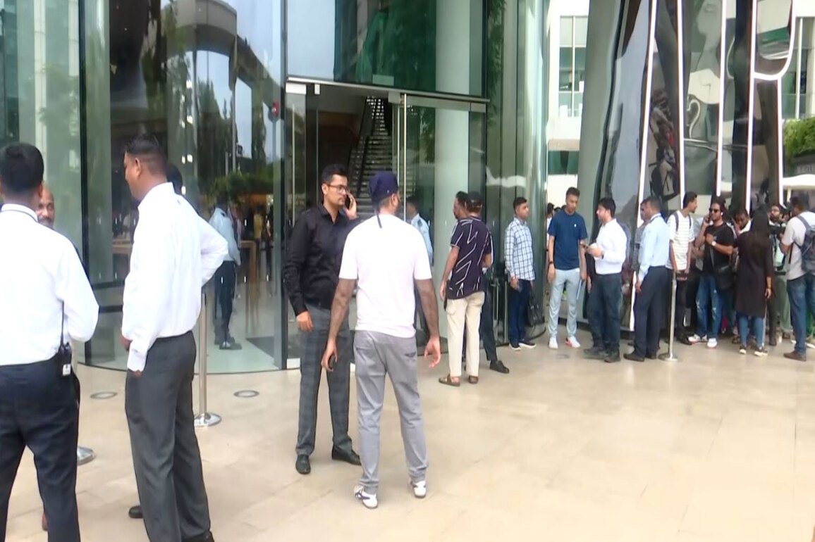 iPhone 17 series on sale in India; long queues seen outside Apple stores in Mumbai and Delhi